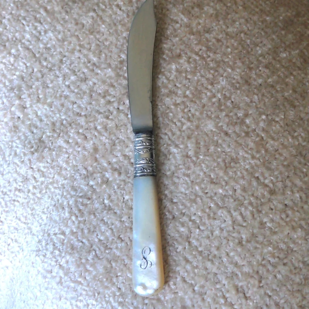 Sterling Vintage Knives, Mother of Pearl Handles, Fruit, Cheese, Etc. EUC